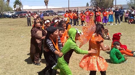  El Baile de la Serpiente : Un Sueño Místico en Tela y Oro!