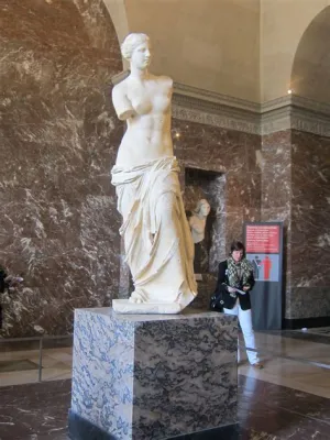 La Venus de Milo: Un Sueño Marmóreo de Belleza Idealizada y Proporciones Divinas!